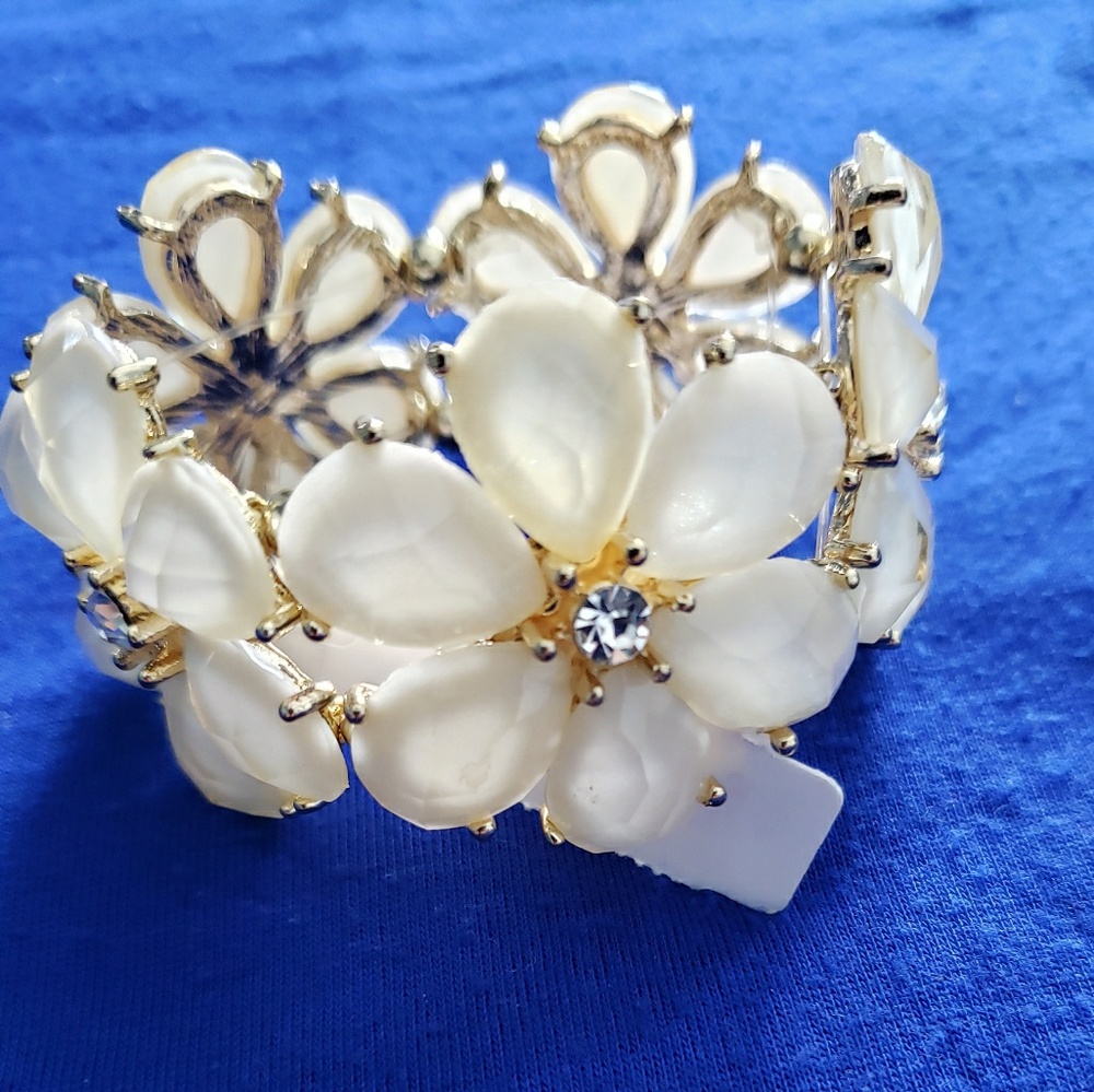 Ivory flower stretch bracelet